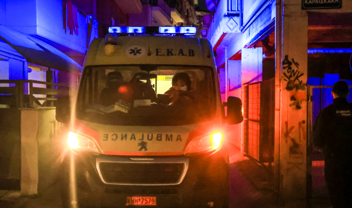 Ασύλληπτη τραγωδία: Νεκρή βρέθηκε γυναίκα στην άκρη του δρόμου