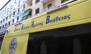 Φορτηγό καρφώθηκε σε σταθμευμένα αυτοκίνητα – Τρία άτομα τραυματίστηκαν