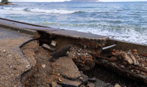 Στους συναρμόδιους Υπουργούς η αποκατάσταση των ζημιών στον «βομβαρδισμένο» παραλιακό δρόμο των Γουβών!