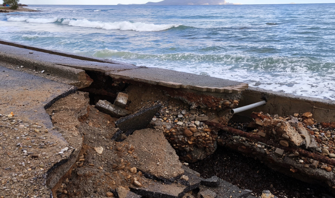 Στους συναρμόδιους Υπουργούς η αποκατάσταση των ζημιών στον «βομβαρδισμένο» παραλιακό δρόμο των Γουβών!