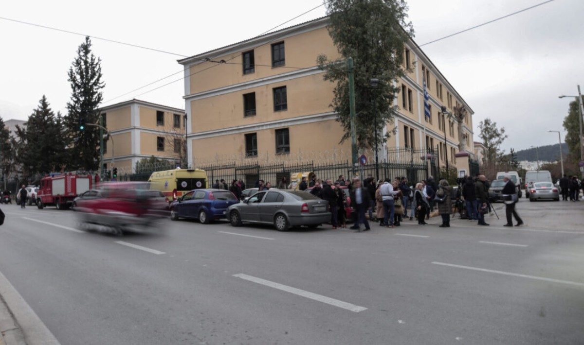 Ευελπίδων: Ζευγάρι εντοπίστηκε με δύο μαχαίρια στην κατοχή του