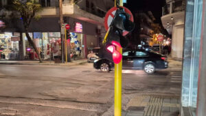 Αναστάτωση στο κέντρο των Χανίων – Ξηλώθηκε φανάρι