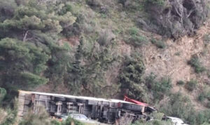 Κρήτη: Φορτηγό αναποδογύρισε στον ΒΟΑΚ – Με δυσκολία η κυκλοφορία (φώτο)