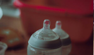 Συνεχίζονται οι ανακλήσεις στο βρεφικό γάλα: Η μεγαλύτερη κρίση στην ιστορία του κλάδου