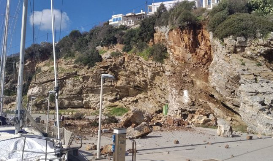Ικαρία: Τεράστιος βράχος έπεσε στη μαρίνα μετά από κατολίσθηση