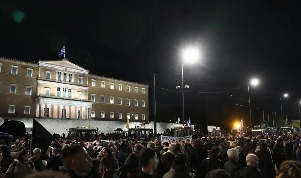 Αγρότες: Έξω από τη Βουλή θα περάσουν τη νύχτα – Το κομβόι με τα τρακτέρ και όσα έγιναν στο συλλαλητήριο της Αθήνας