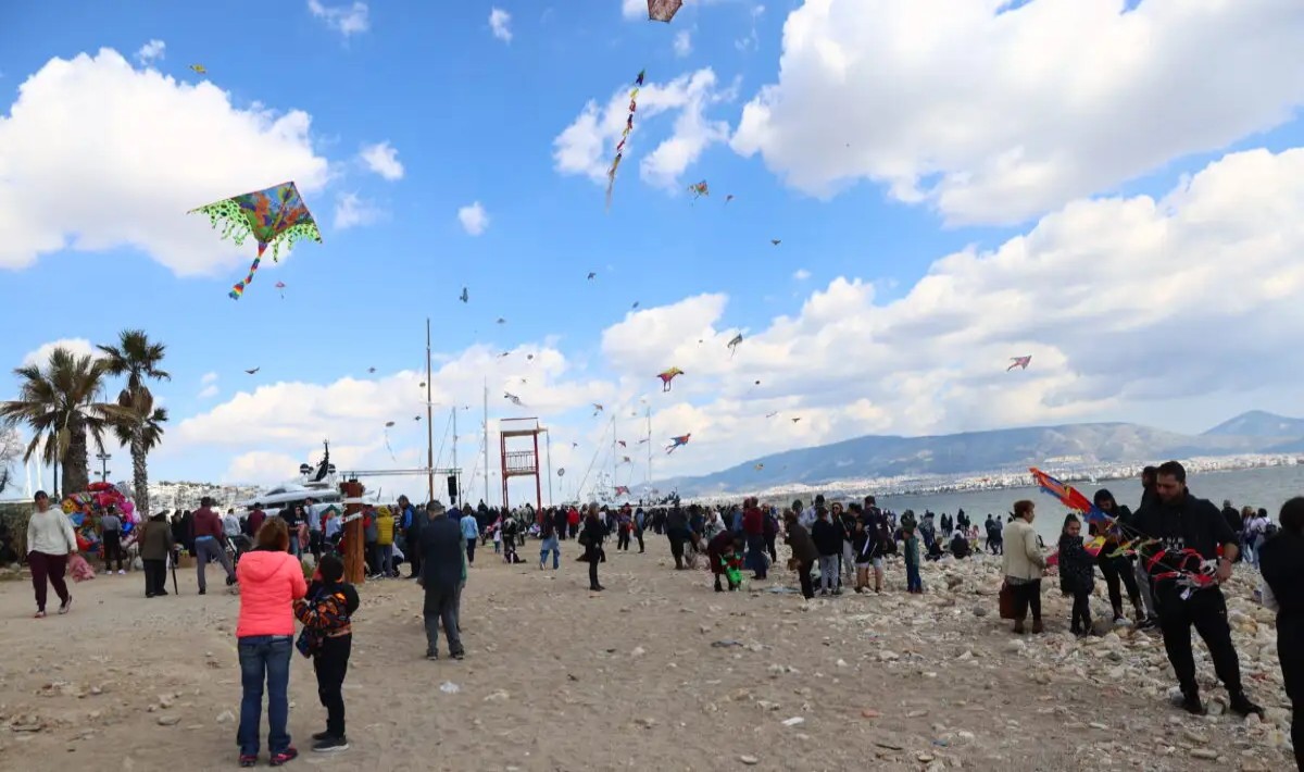 Κούλουμα στη Φρεαττύδα: Χορός, θαλασσινά και πολύχρωμοι αετοί στον ουρανό