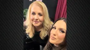 Η Ιουλία Καλλιμάνη τραγουδάει με τη μητέρα της στο καμαρίνι της – Δείτε βίντεο