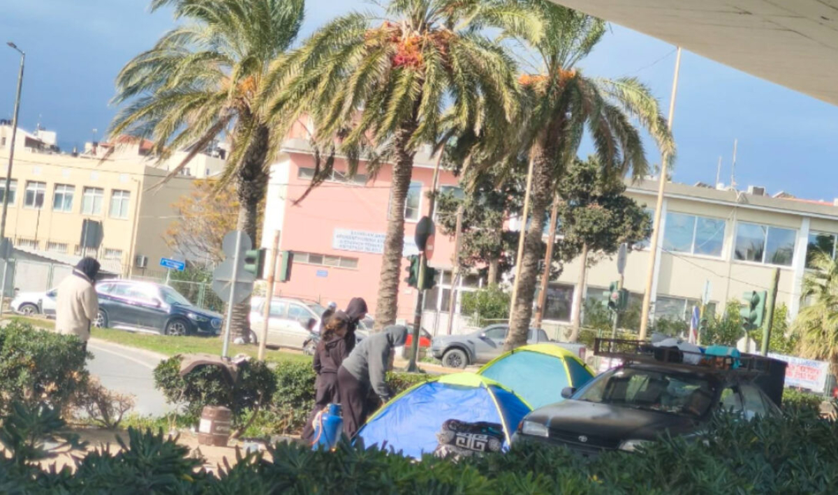 Ηράκλειο: Απομακρύνθηκαν οι πρόχειρες σκηνές Ρομά στον Γιόφυρο – Ανακούφιση για τους κατοίκους