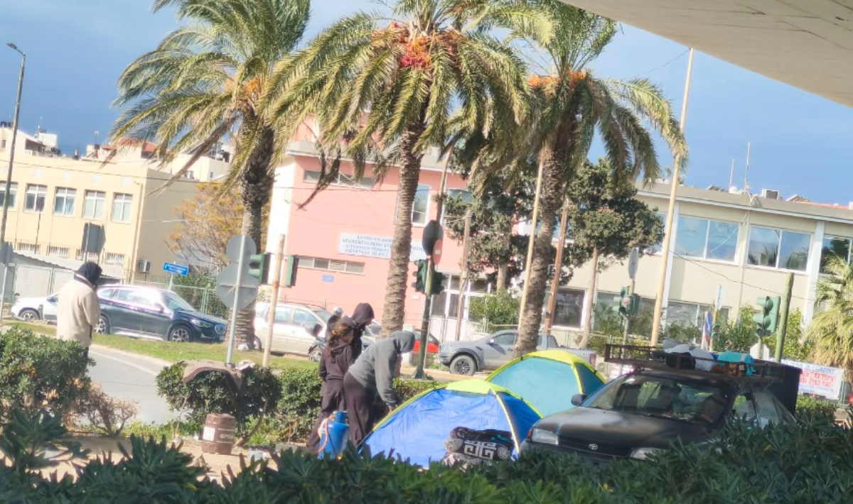 Ηράκλειο: Ρομά έστησαν σκηνές στο Γιόφυρο – Δείτε φωτογραφίες