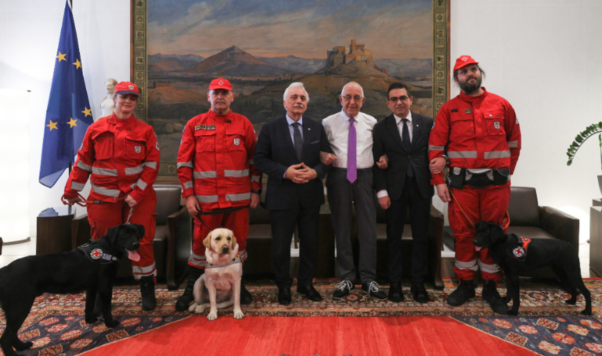 Βουλή: Δωρεά δύο σκύλων-διασωστών για την ενίσχυση του Ελληνικού Ερυθρού Σταυρού
