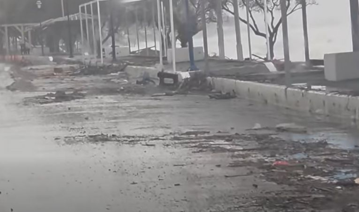 Στον κυκλώνα της κακοκαιρίας ο Κόκκινος Πύργος – Το ποτάμι φουσκώνει και ρέει προς τη θάλασσα (Βίντεο)