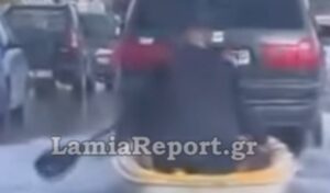 Η κακοκαιρία έκανε λίμνη την παραλιακή – Πήραν βάρκα και κουπιά για να διασχίσουν το δρόμο (βίντεο)
