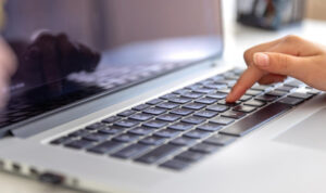 Ένοχος ο ανήλικος που διακίνησε γυμνές φωτογραφίες και βίντεο συνομίληκής του – Το κορίτσι έκανε δύο απόπειρες αυτοκτονίας