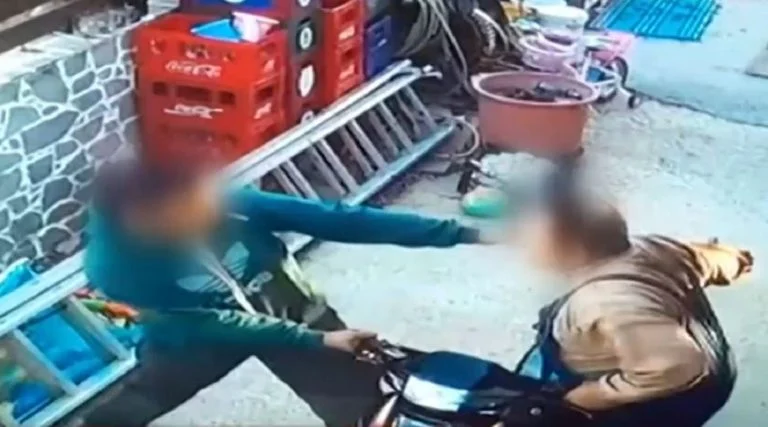 Λέρος: Βίντεο-ντοκουμέντο με τον πατέρα να χτυπά τον γιο του μέσα στο συνεργείο – Σε σοκ η μητέρα