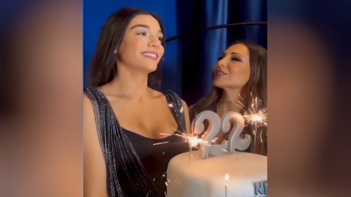 Η Μελίνα Νικολαΐδη έγινε 22 χρονών: Η εντυπωσιακή τούρτα γενεθλίων δίπλα στη μητέρα της Δέσποινα Βανδή