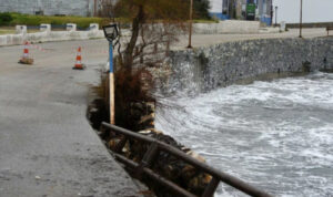 Η κακοκαιρία «χτύπησε» και στη Νάξο: Υποχώρησε δρόμος στον Άγιο Προκόπιο – Πιθανή η πλήρης κατάρρευσή του (φωτο)