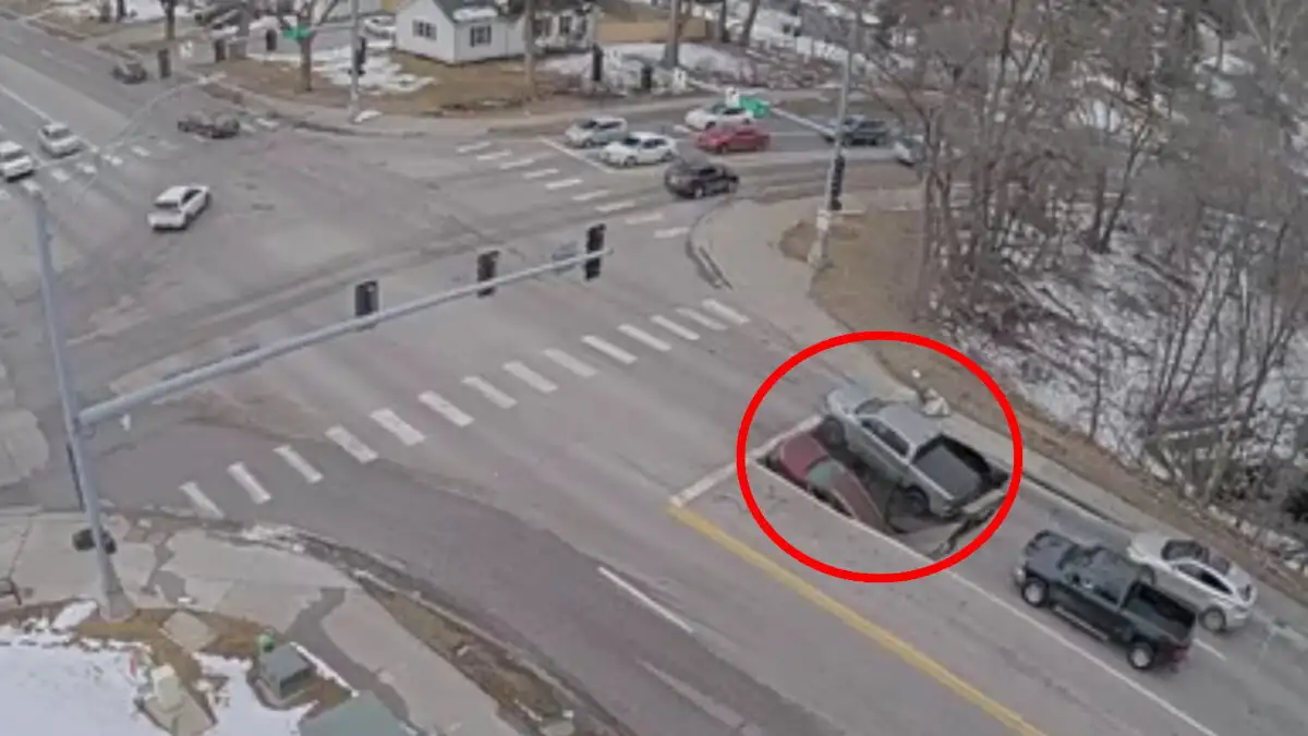 Τρόμος στις ΗΠΑ: Καταβόθρα «κατάπιε» δύο αυτοκίνητα που περίμεναν να ανάψει το φανάρι (βίντεο)