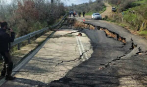 Κλειστή η Ε.Ο. Πατρών–Τριπόλεως στο ύψος της Δίβρης λόγω καθίζησης – Ο δρόμος «βούλιαξε» πάνω από ένα μέτρο!