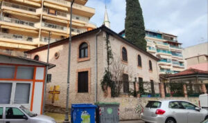 Ξάνθη: Άγνωστοι ζωγράφισαν σταυρό σε τζαμί – Ακολούθησαν προκλητικές δηλώσεις από τον ψευτομουφτή