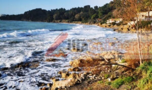 Εξαφανίστηκε η ακτή στο Κατάκολο: Η θάλασσα έφτασε στα οικόπεδα των κατοίκων – Δείτε βίντεο