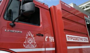 Πάτρα: Πυροσβέστες απεγκλώβισαν 2χρονο κορίτσι που είχε κλειδωθεί σε αυτοκίνητο