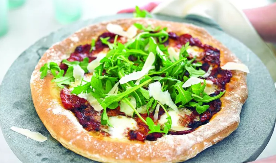 Πίτσα με λεπτή ζύμη, μοτσαρέλα και ντομάτα