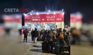 Στο κρύο μαθητές από Κρήτη στον Πειραιά – Δεν ανοίγουν οι πόρτες των πλοίων λόγω της απεργίας της ΠΝΟ (φωτογραφία)