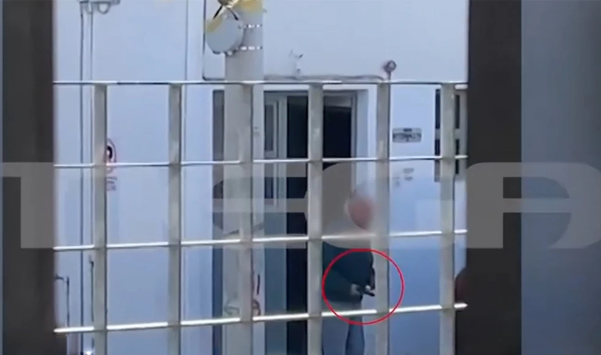 Βίντεο με τον 85χρονο να τραβάει πιστόλι σε μαθητές στο σχολείο στου Ρέντη