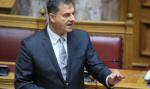 Ο υφυπουργός Χάρης Θεοχάρης και 17 ακόμη Έλληνες εγκλωβισμένοι στο Ιράκ