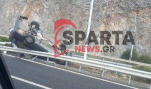 Τροχαίο ατύχημα στην εθνική οδό Τρίπολης – Κορίνθου: Αυτοκίνητο προσέκρουσε σε διαχωριστικές μπάρες και τούμπαρε