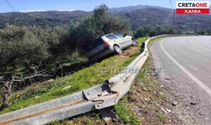 Νέο τροχαίο στα Χανιά – Αυτοκίνητο προσέκρουσε πάνω σε ελιά (φωτογραφίες)