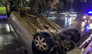 Σοκαριστικό τροχαίο: Αυτοκίνητο έπεσε πάνω σε φανάρι και αναποδογύρισε – Τραυματίστηκε ο οδηγός (βίντεο)