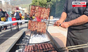 Σε ρυθμούς Τσικνοπέμπτης η Νεάπολη Λασιθίου – Μύρισε για τα καλά η κεντρική πλατεία (φωτο)