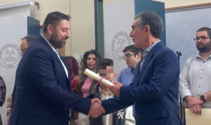 Συγκίνηση για τον διοικητή της Ασφάλειας Ηρακλείου, Γιώργο Βαρδάκη – Παρέλαβε τον διδακτορικό του τίτλο