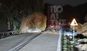 Τεράστιος βράχος έπεσε σε δρόμο – Από θαύμα σώθηκαν επιβάτες ΙΧ (Σοκαριστική φώτο)