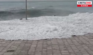 Χανιά: Μανιασμένη θάλασσα «σφυροκόπησε» την Αγία Ρουμέλη – Τα κύματα βγήκαν στη στεριά (βίντεο)