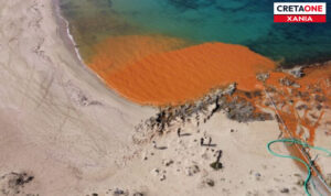 Χανιά: «Πορτοκαλί νερά» στην Παχιά Άμμο Σταυρού – Ο Σύλλογος Προστασίας Περιβάλλοντος χτυπάει συναγερμό