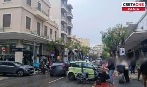 Χανιά: Τροχαίο ατύχημα έξω από το δημαρχείο – Συγκρούστηκαν ΙΧ και μηχανάκι (φωτο)