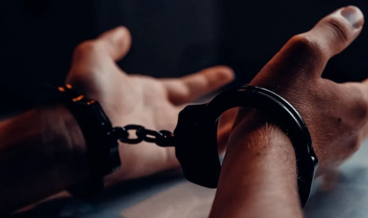 Ηράκλειο: Xειροπέδες σε δύο ανήλικους που έκλεψαν ρούχα από καταστήματα