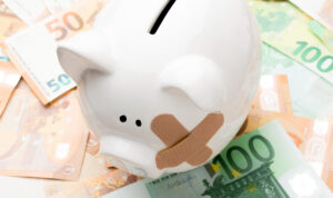 Αντίστροφη μέτρηση για αυξήσεις σε κατώτατο, επιδόματα και κλαδικούς μισθούς