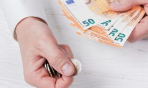 Έκτακτη ενίσχυση για το Πάσχα έως 250 ευρώ: Πότε θα καταβληθεί – Ποιες οι κατηγορίες δικαιούχων