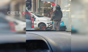 Ηράκλειο: Αυτοκίνητο «καρφώθηκε» σε πεζοδρόμιο στο κέντρο του Ηρακλείου
