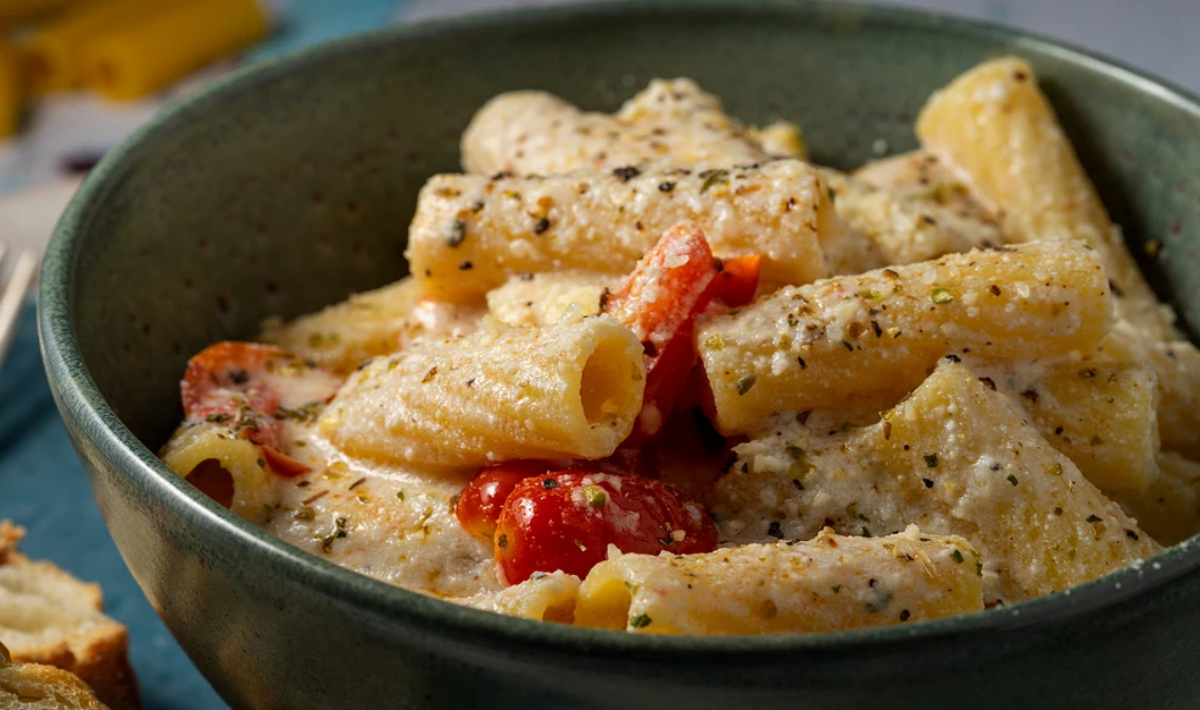 Ζυμαρικά με τραγανό μπέικον και κρεμώδη σάλτσα από ρικότα