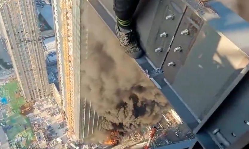 Τελ Αβίβ: Σοκάρει το βίντεο με εργάτες σε σκαλωσιά πάνω από κτίριο που έχει πληγεί από πύραυλο