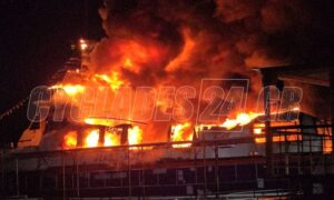 Συναγερμός στη Σύρο: Καίγονται 3 σκάφη στο λιμάνι – Σε εξέλιξη πυροσβεστική επιχείρηση (βίντεο)