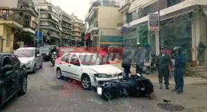 Τροχαίο ατύχημα στην Πάτρα: Μηχανή βρέθηκε κάτω από τις ρόδες ΙΧ – Δείτε φωτογραφίες