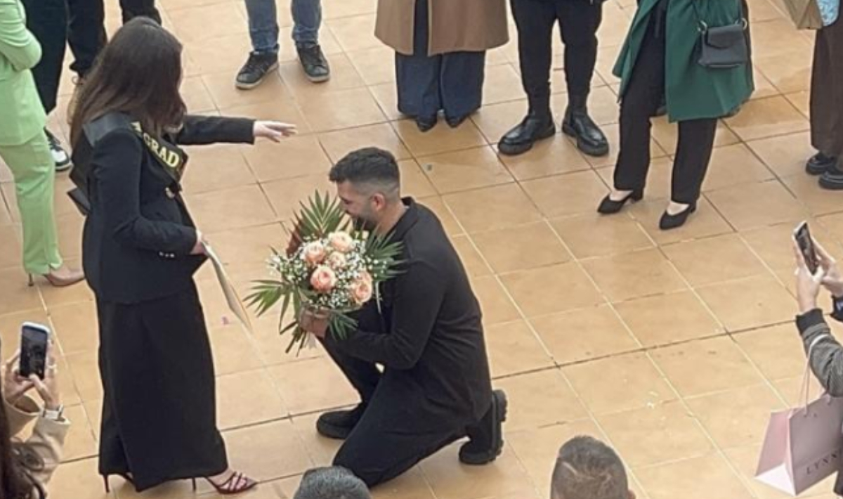 Δεν αρκούσε το πτυχίο… ήρθε και το μονόπετρο! Μια ιδιαίτερη πρόταση γάμου στην Πανεπιστημιούπολη Γάλλου