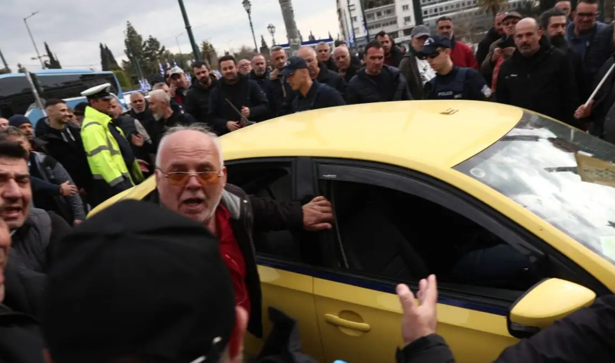 Σύνταγμα: Απεργοί επιτέθηκαν σε οδηγό ταξί που δούλευε, τον έβρισαν και του πέταξαν καφέδες – Δείτε βίντεο