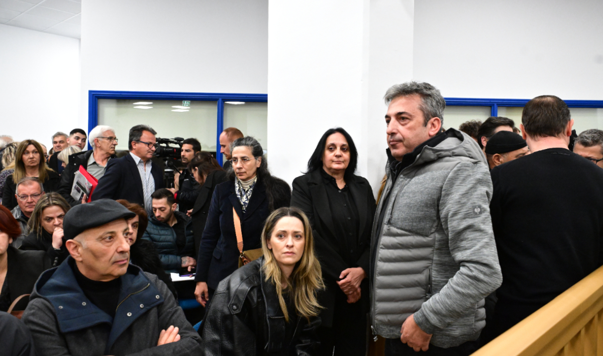 Τέμπη: «Το κράτος επιχειρεί δίκη κεκλεισμένων θυρών» – Ανακοίνωση συγγενών θυμάτων